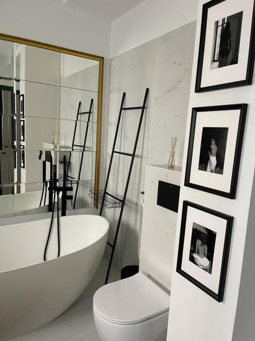 בוקרשט Stunning 1Bd Flat With 50M2 Terrace In The City Center מראה חיצוני תמונה